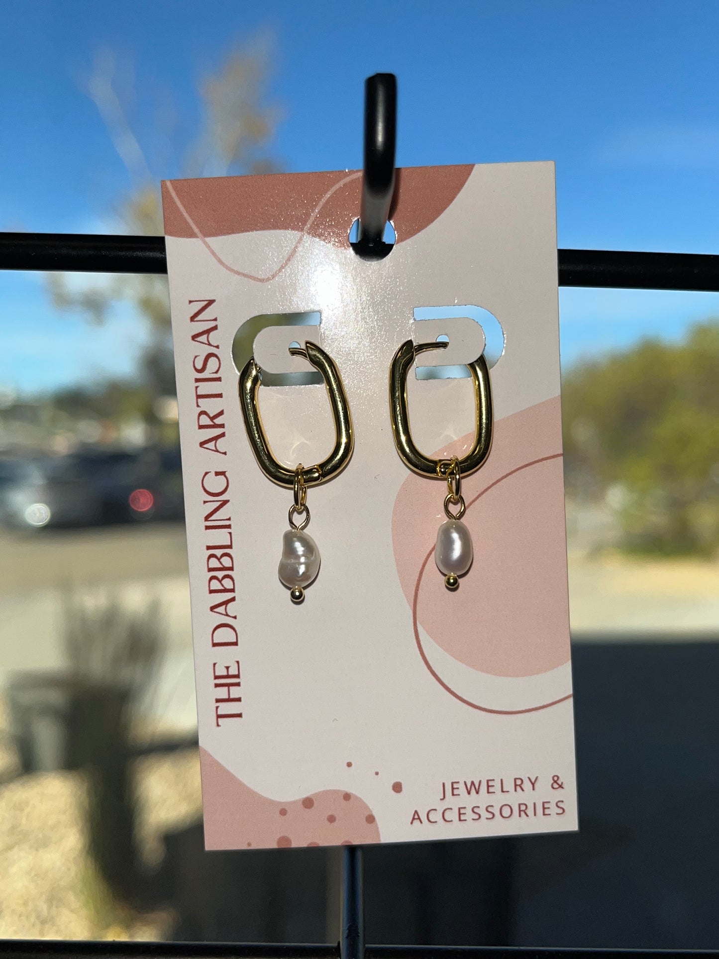 TDA U-SHAPED HOOP WITH FRESHWATER PEARL CHARM EARRINGS